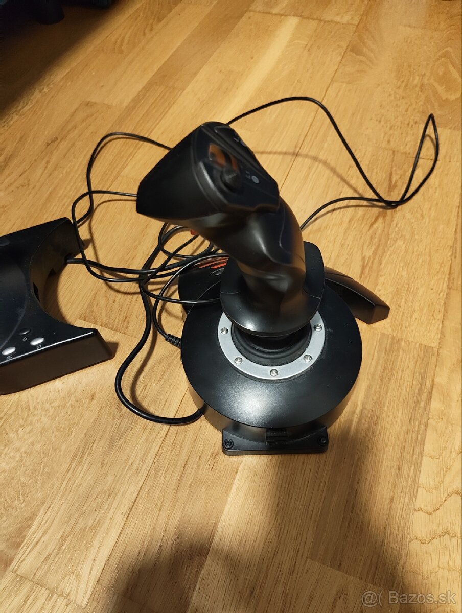 Predám letecký joystick Thrustmaster T.Flight Hotas X - 2