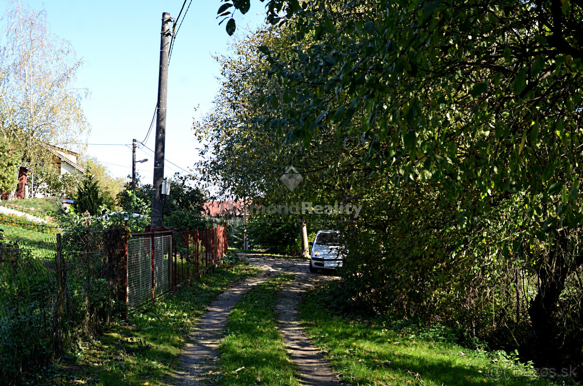 Stavebný, oplotený a slnečný pozemok s vinicou - obec Janík - 2