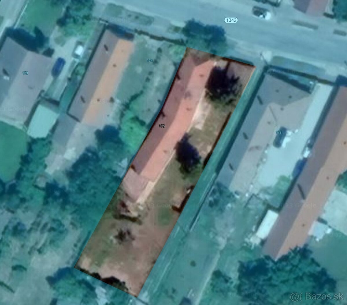 Predám starší RD v centre obce. - 2