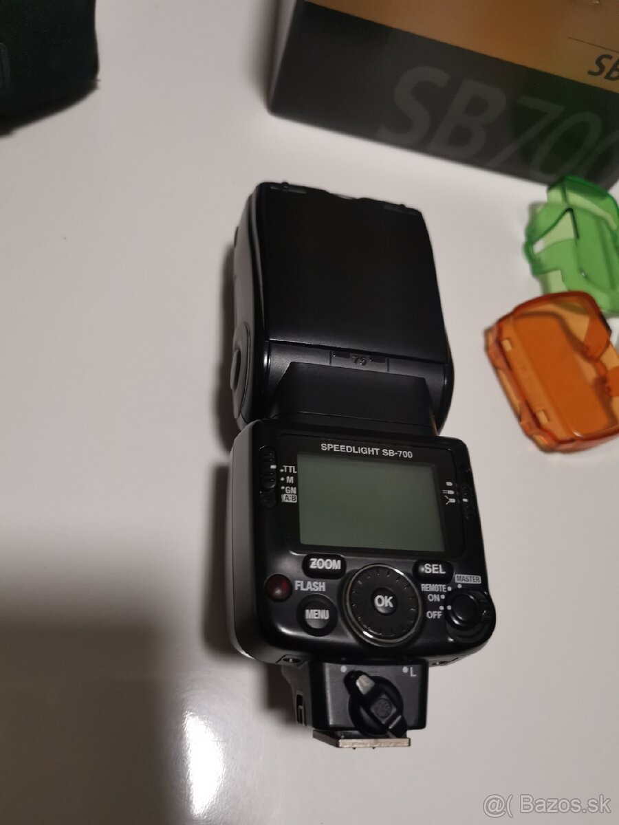 Predám blesk Nikon sb700 - 2