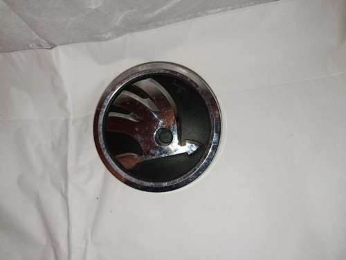 predny znak skoda 8cm 5j0853621a 30€ - 2