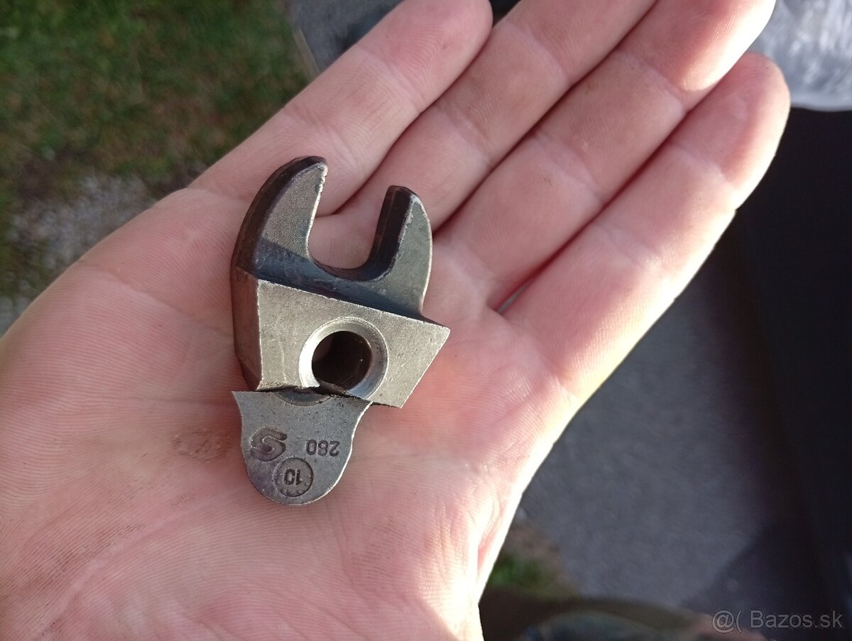 Kúpim držiak vstrekovača - 2