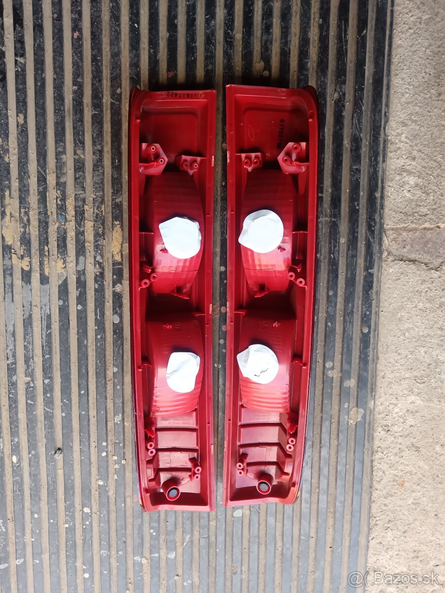 Predam zadne svetla na Opel vivaro,Renault trafic - 2