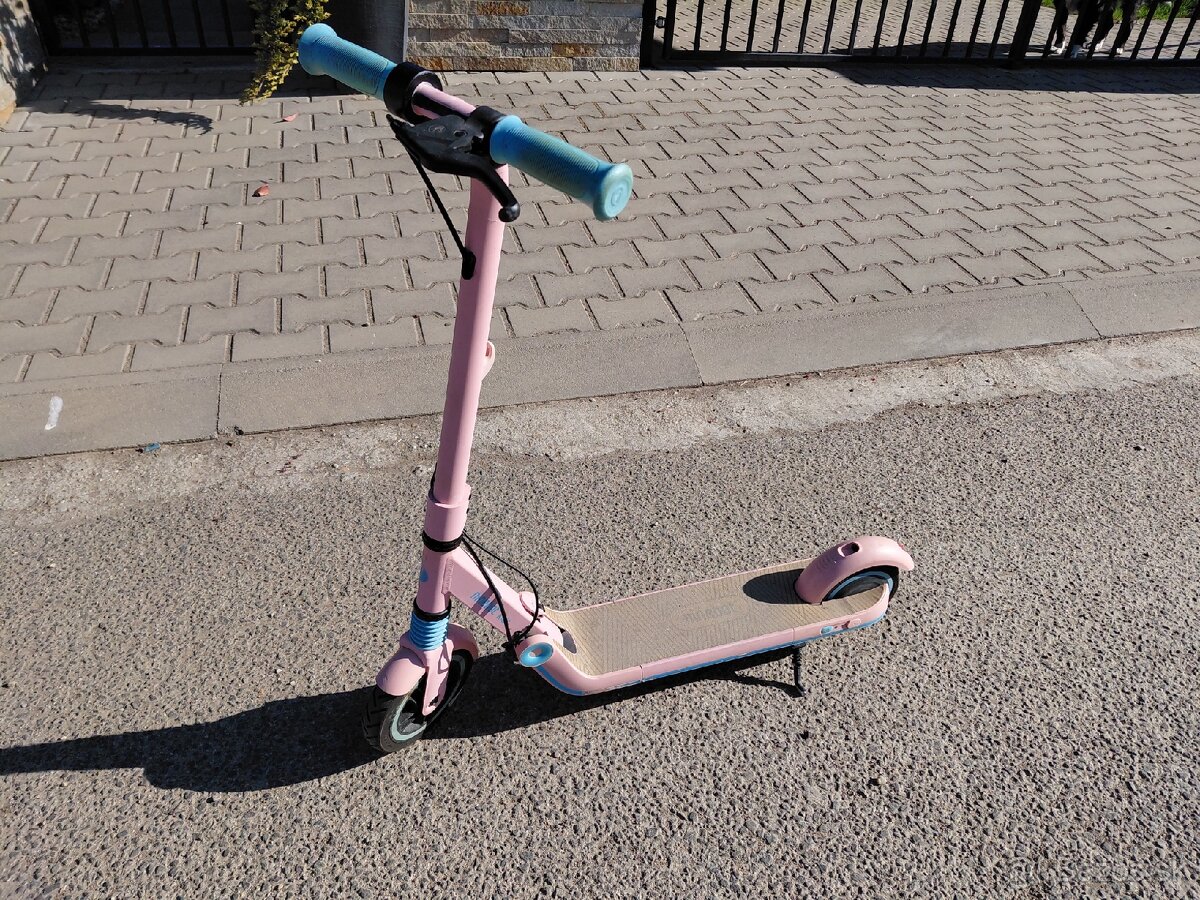 Detská elektro kolobežka. - 2