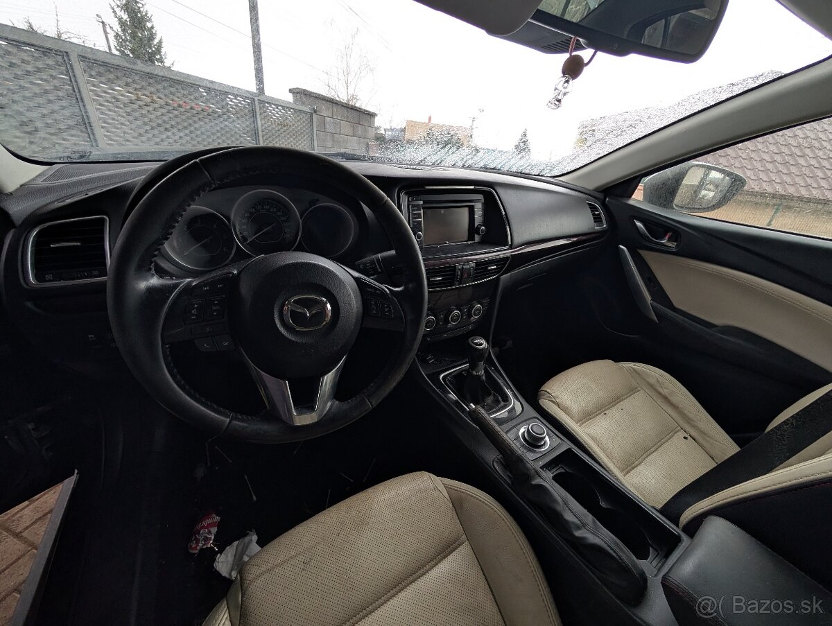 Mazda 6 interiér - 2
