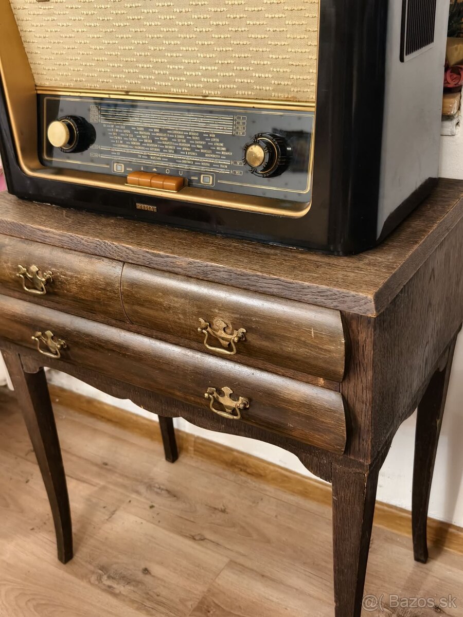 Rádio Tesla a starý stolík - 2