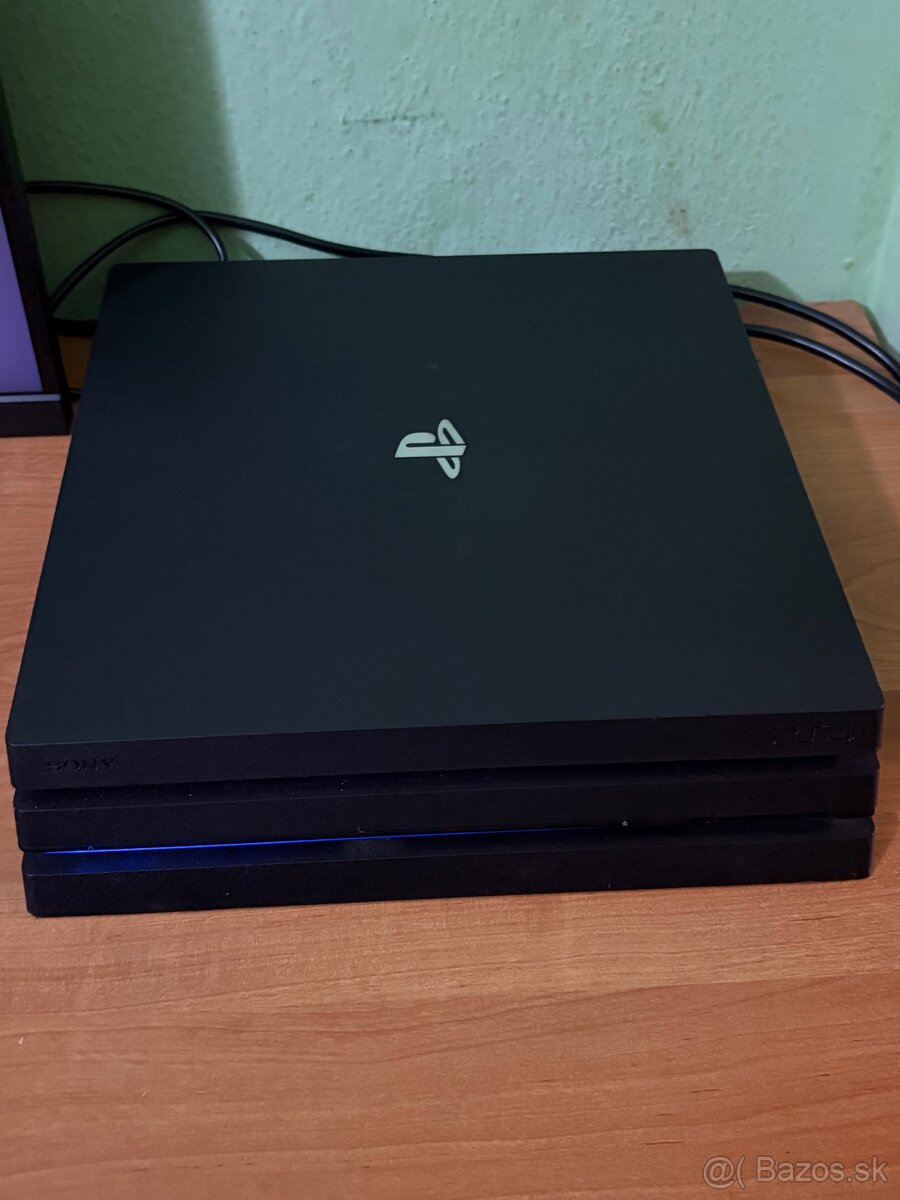 Dobrý deň Ponúkam na predaj Sony PS4 PRO 1TB Stav 10/10 - 2