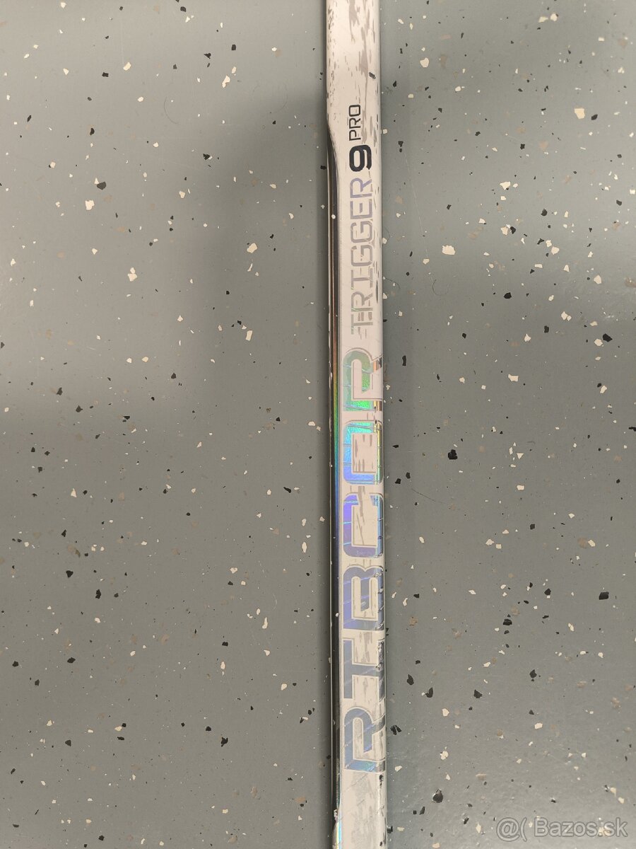 Hokejka CCM Ribcor Trigger 9 pro, biela. - 2