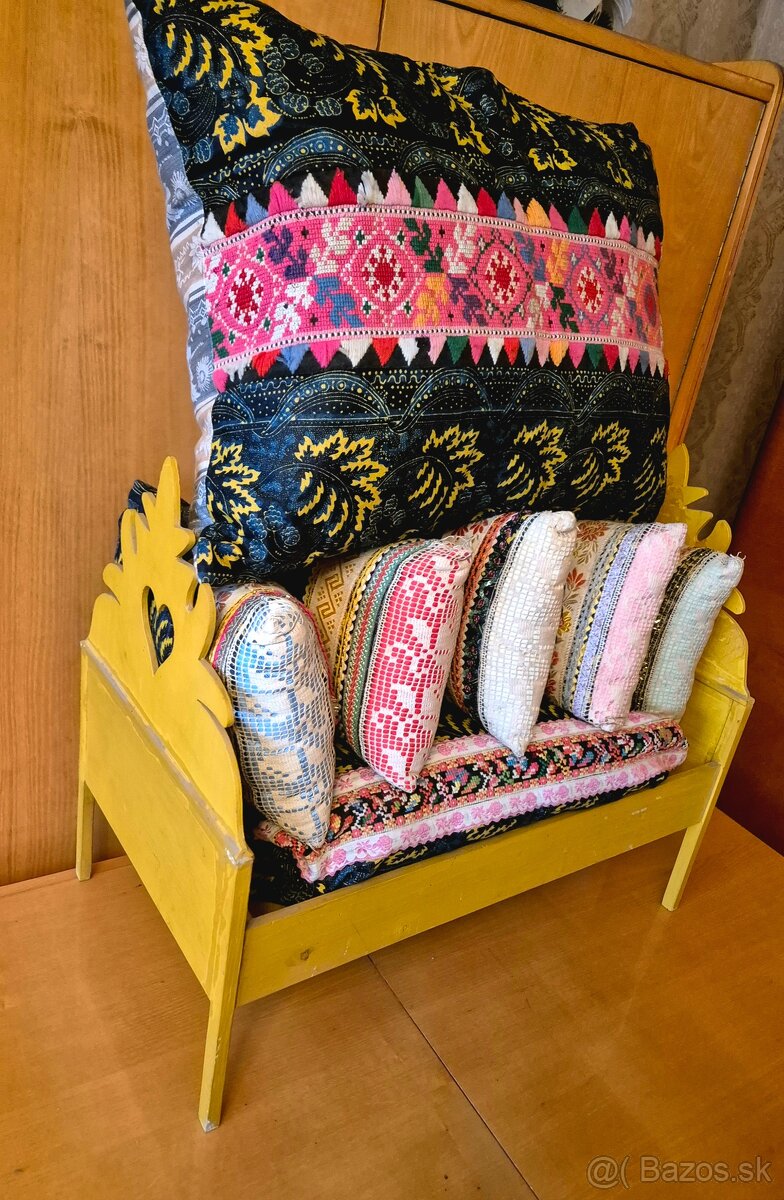 Predám veľkú postielku z vyšívanými vankúšmi - 2