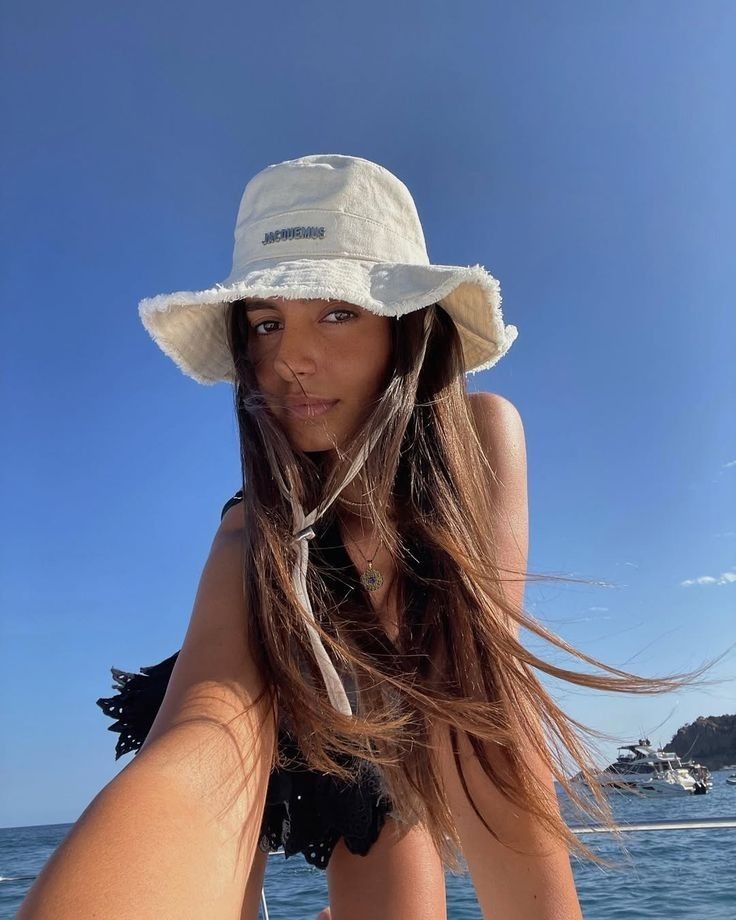 JACQUEMUS klobúk - biely / čierny - 2