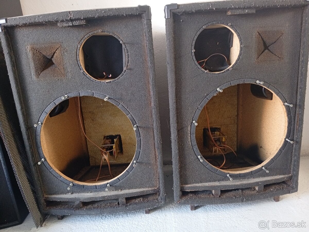 Skelety trojpásmovych bední - 2