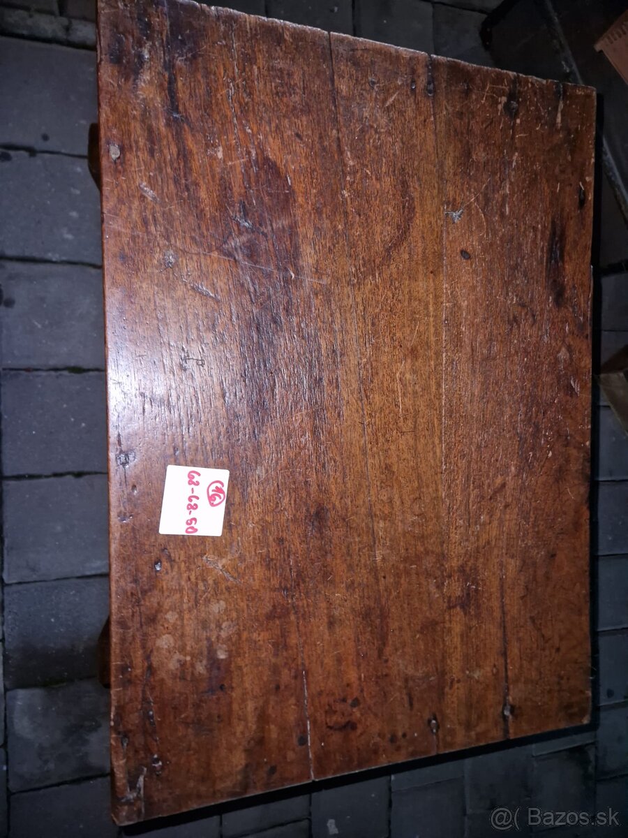 16 - Predám starožitný stolík s mosadzným kovaním - 2