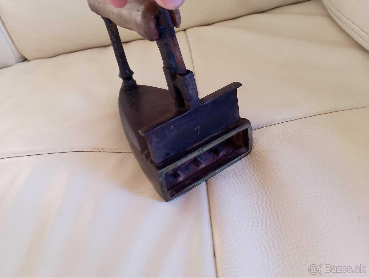 Starožitna mosadzná žehlička - 2