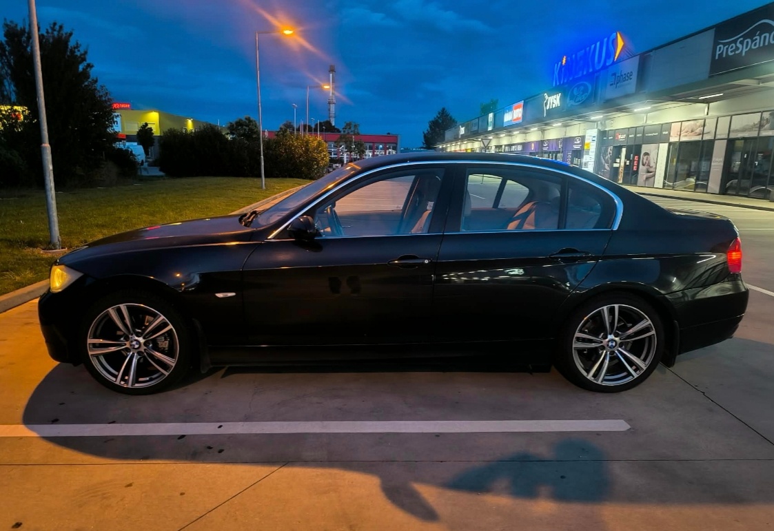 BMW E90 320i 2009, 6 st. manuál - 2