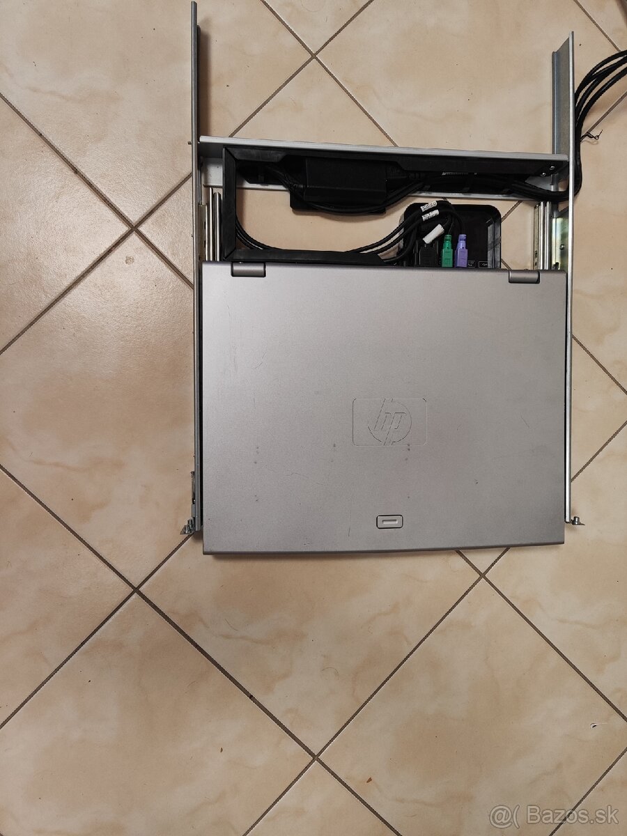 Predám HP TFT7600 + 16p switch - 2