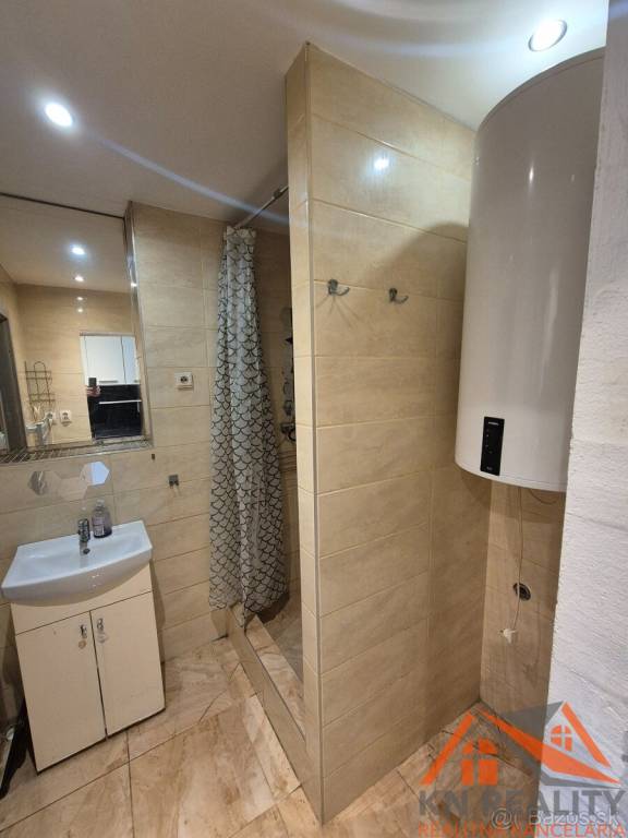 Na predaj 3 izbový tehlový byt Komárno - 2