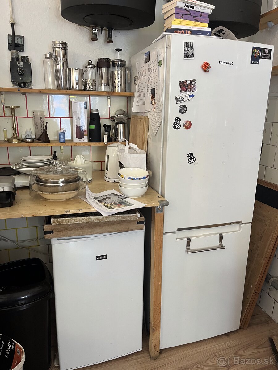 Chladnička, mraznička, chladiaca vitrína, projekčné plátno, - 2