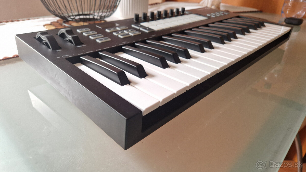 Novation Launchkey 37 MK3 MIDI keyboard - 2