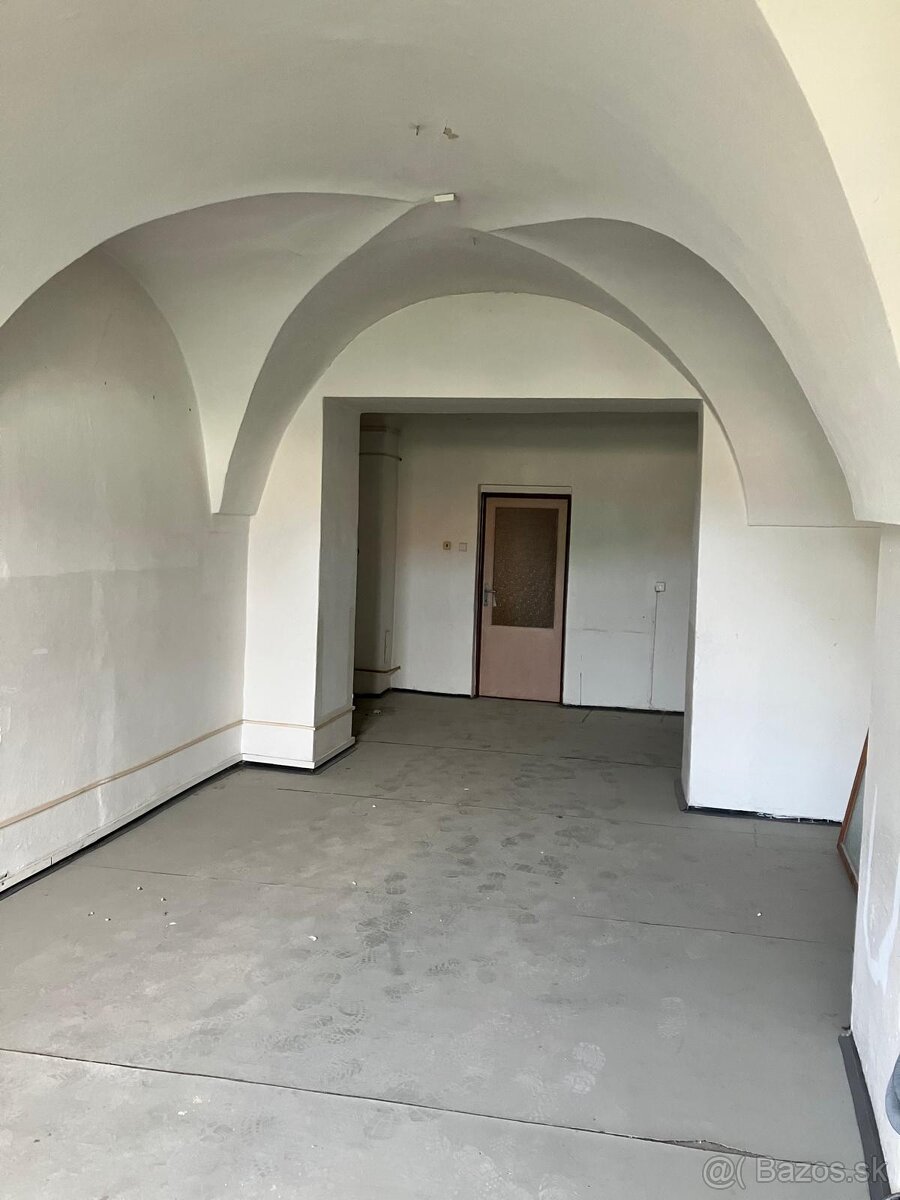 Obchodny priestor / kancelarie na namesti v Skalici - 2