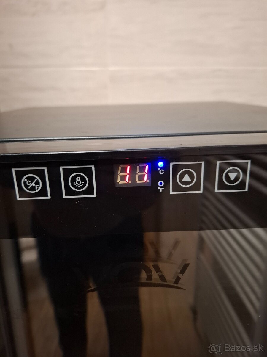 Vinotéka / chladnička na víno. - 2