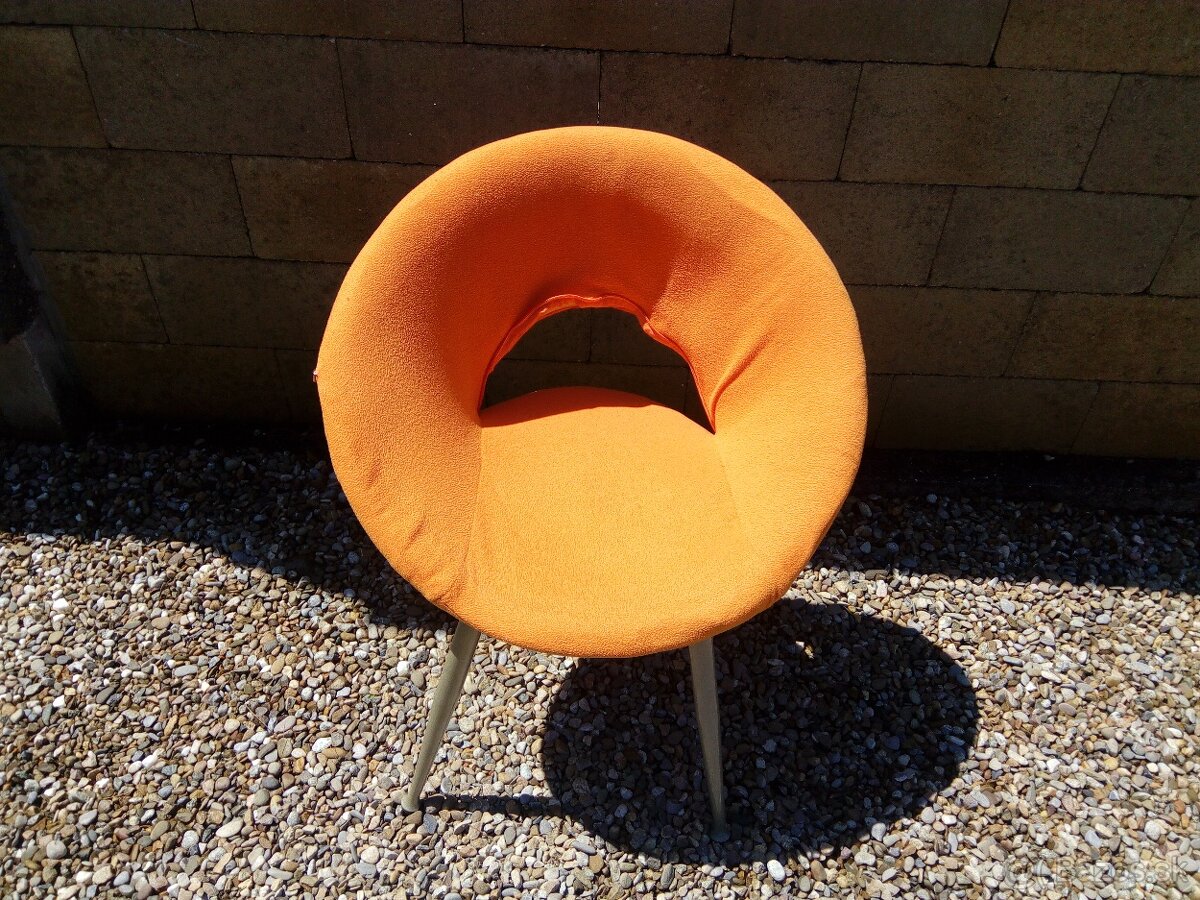 Nadčasová stolička. - 2