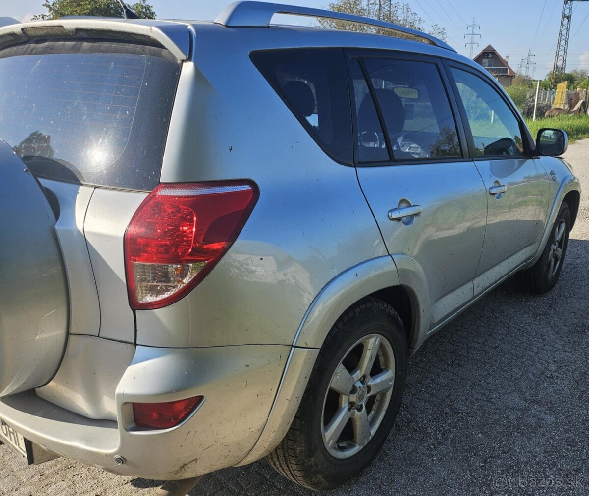 Rozpredám Toyota RAV4 2.2 D-cat 130kw 2007 - 2