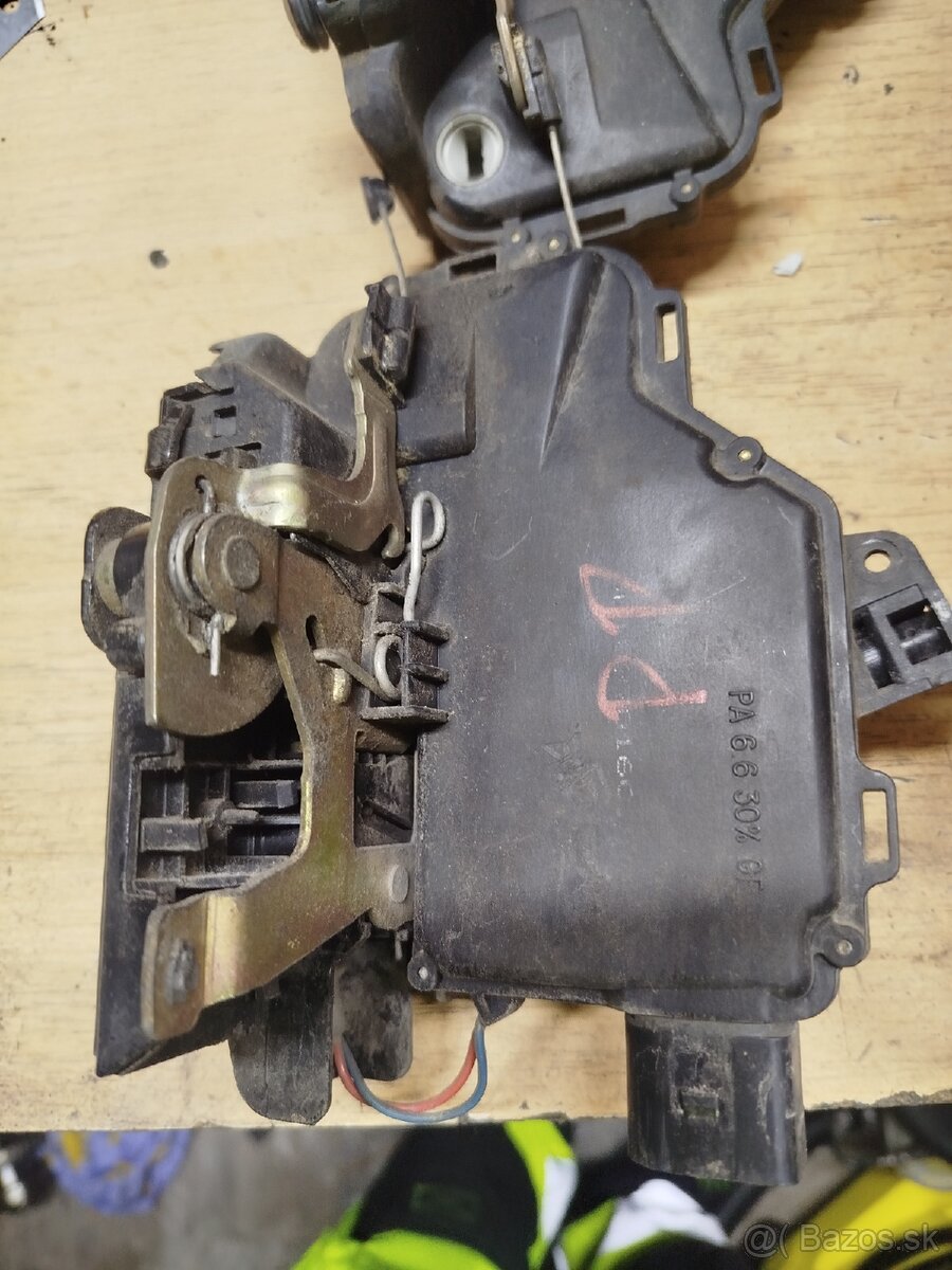 Zámky dverí golf 4 - 2