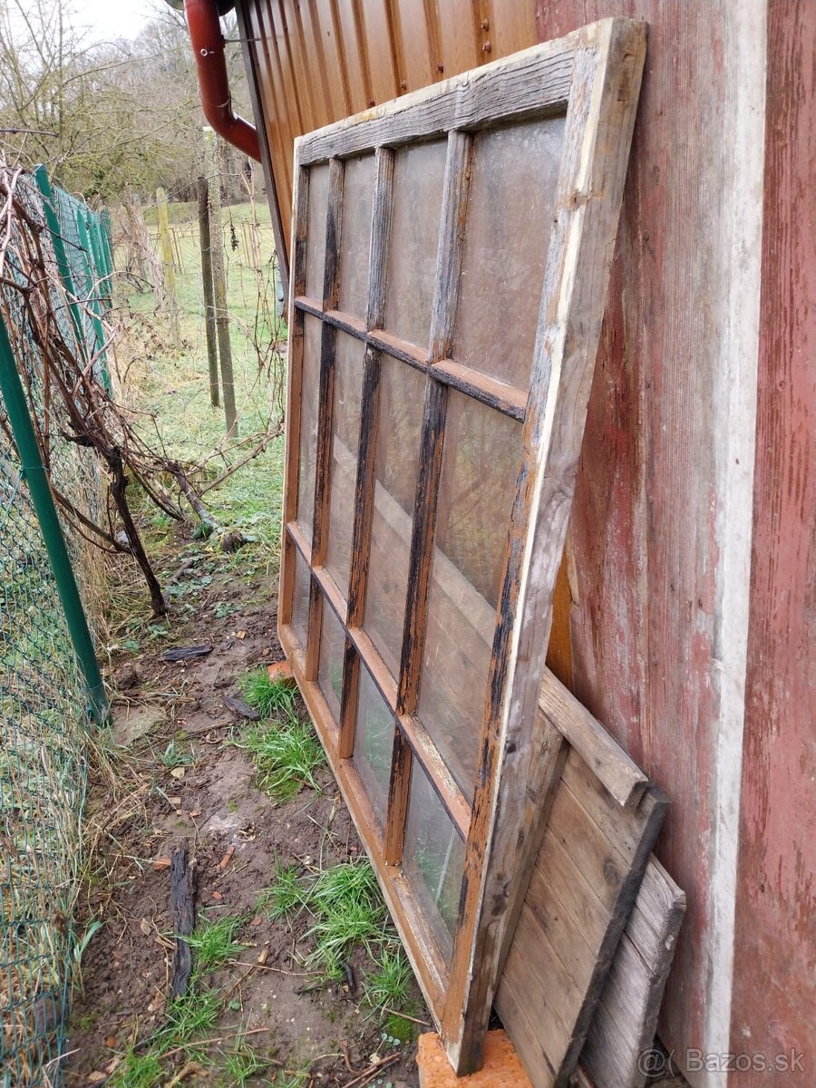 Staré drevené okno so sklom - 2