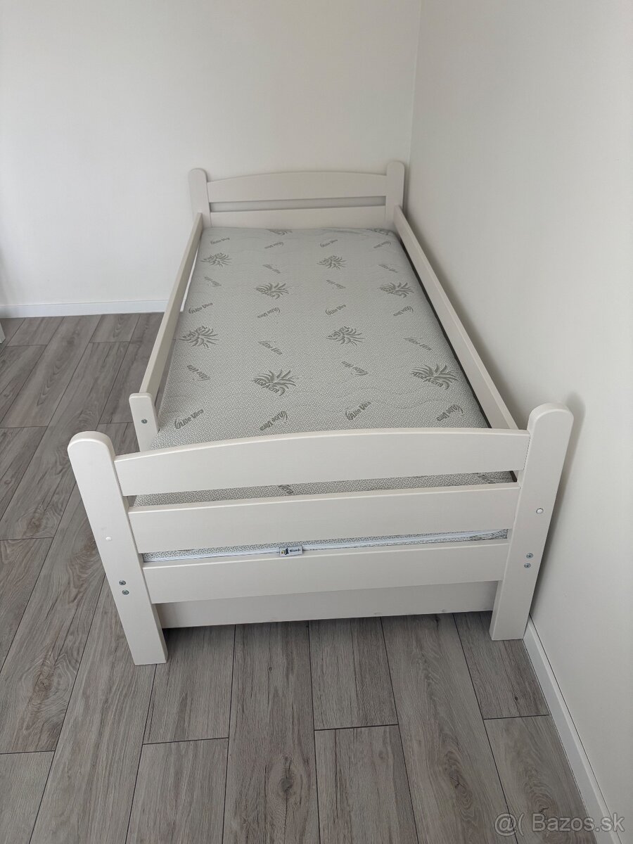 Posteľ s matracom - 2