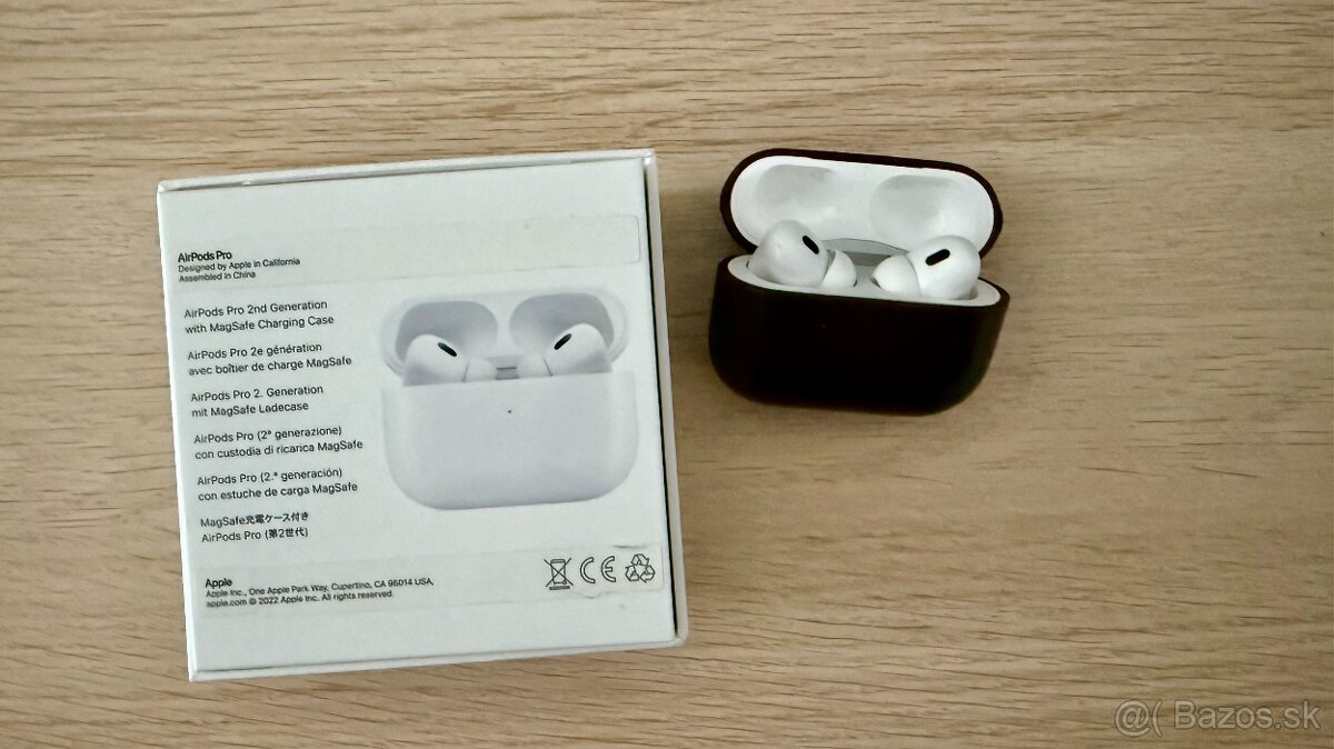 Apple AirPods Pro 2022 + Nomad Leather Case Brown - 2