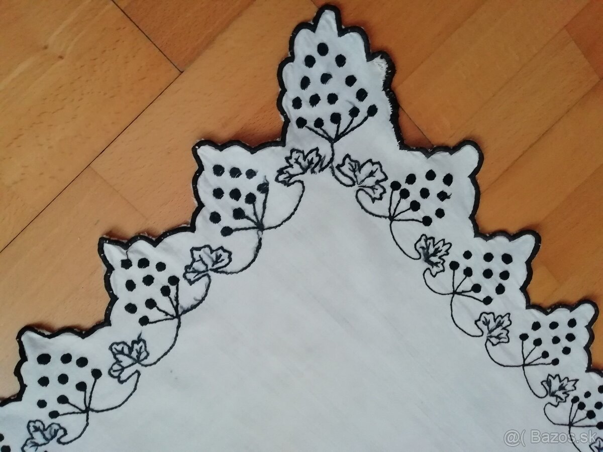 STAROŽITNÝ OBRUS RUČNE VYŠÍVANÝ - 2