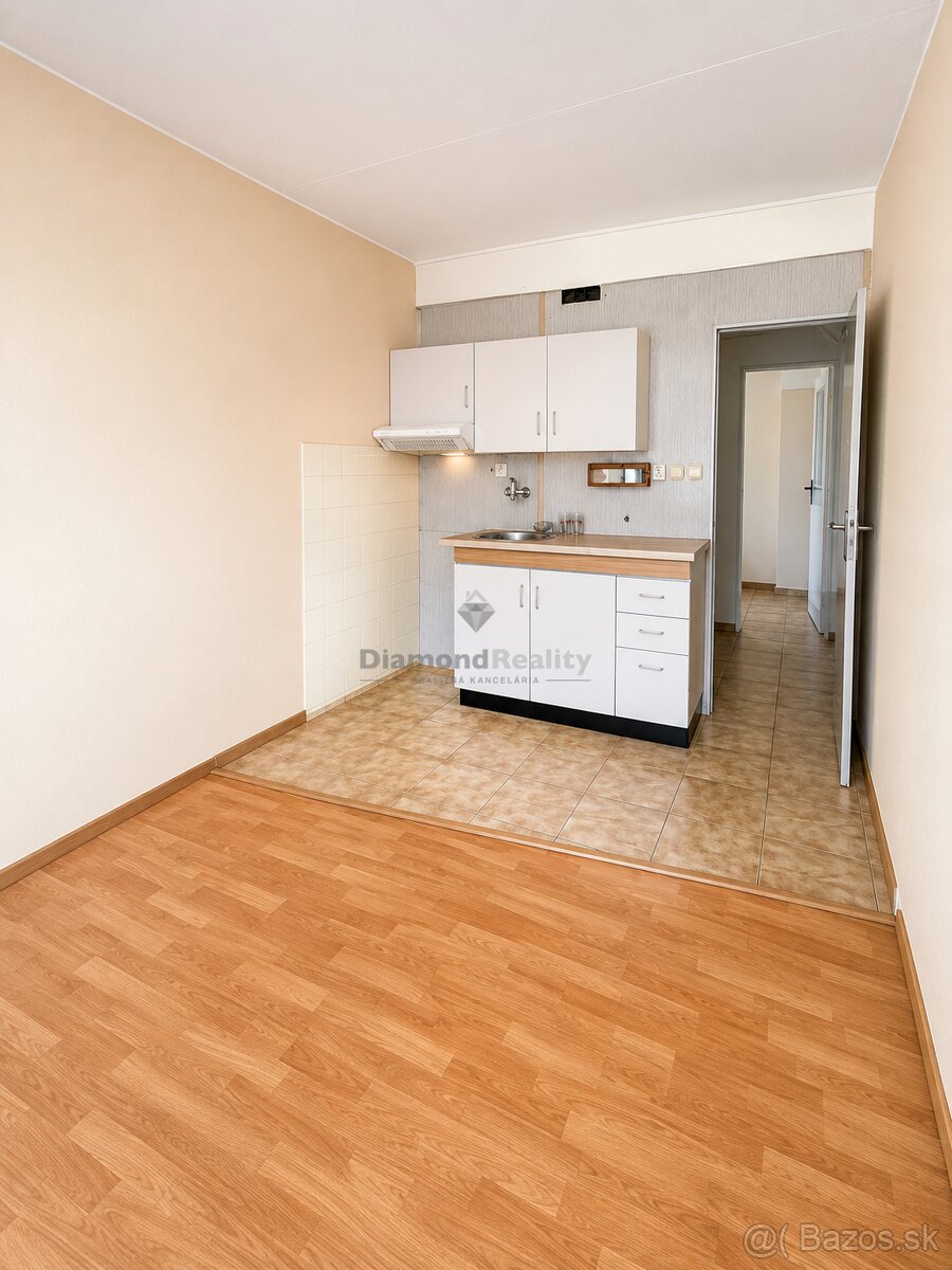 NA PREDAJ 1 IZBOVÝ BYT S LODŽIOU V PÔVODNOM STAVE – foto 2