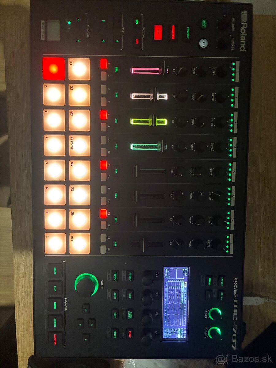 Roland MC-707 Groovebox - 2