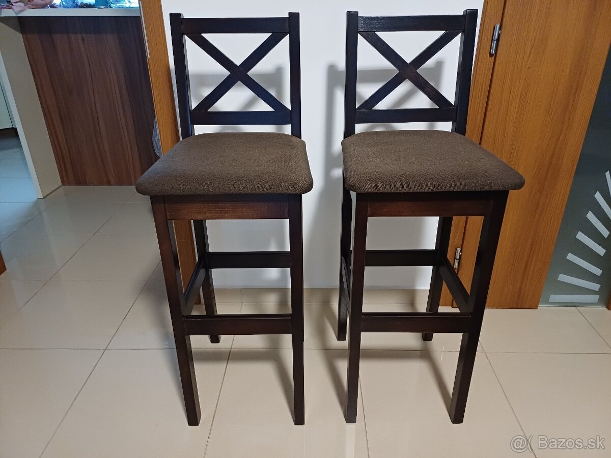 Barove stolicky s barovym pultom - 2