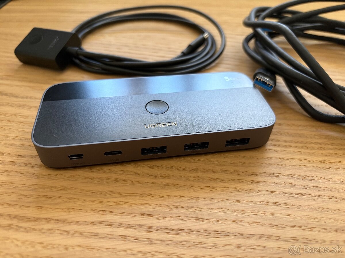 KVM switch UGREEN USB 3.0 Sharing Switch 2-in-4 Out - 2