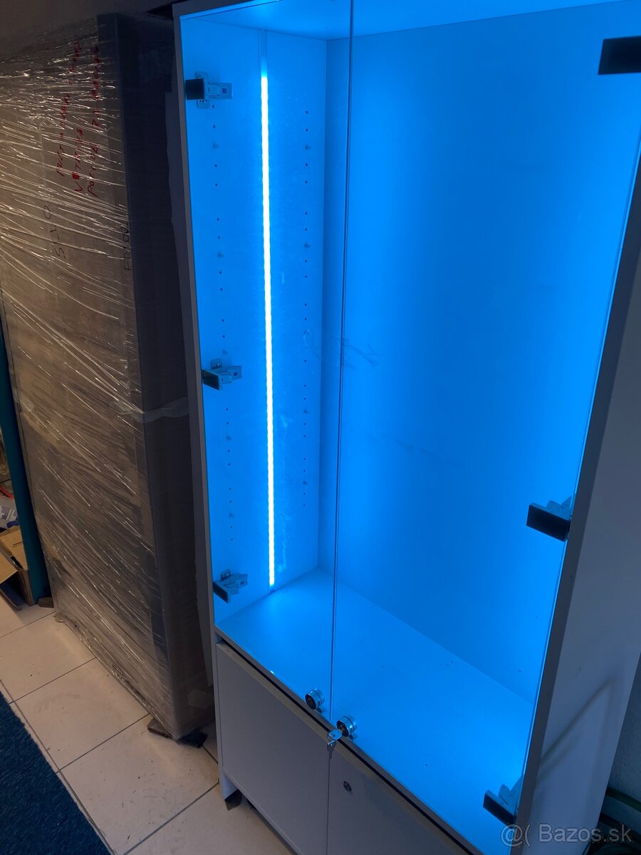 Vytrína presklená s led osvetlením - 2