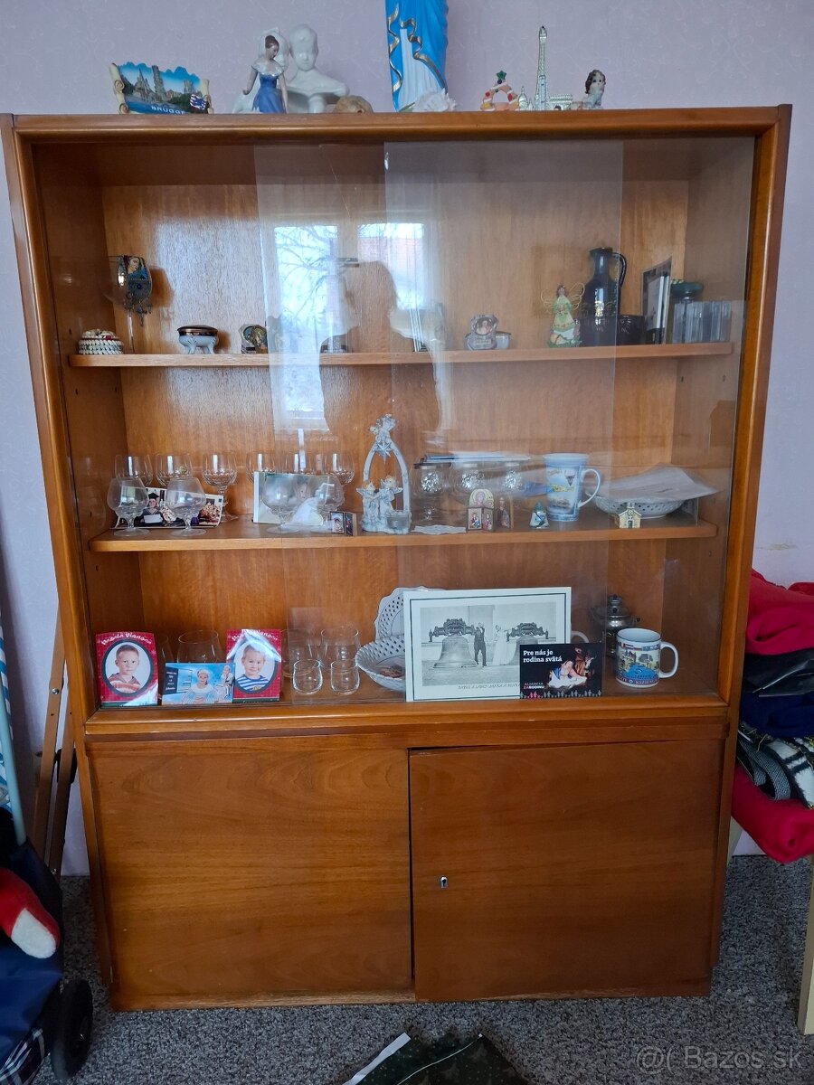 Staršia presklená vitrína - 2