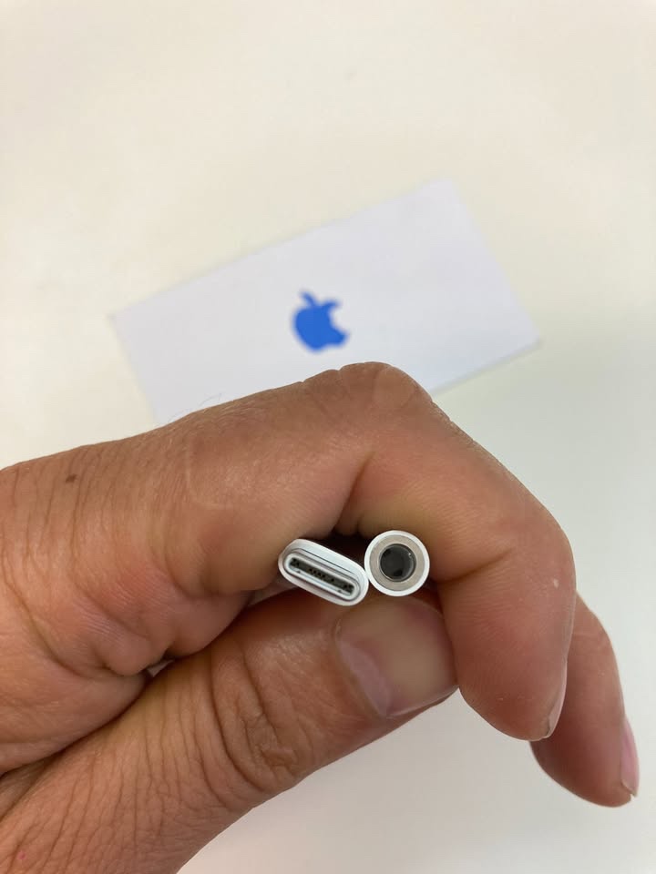  originál Apple USB-C to 3,5 mm Headphone Jack Adap - 2