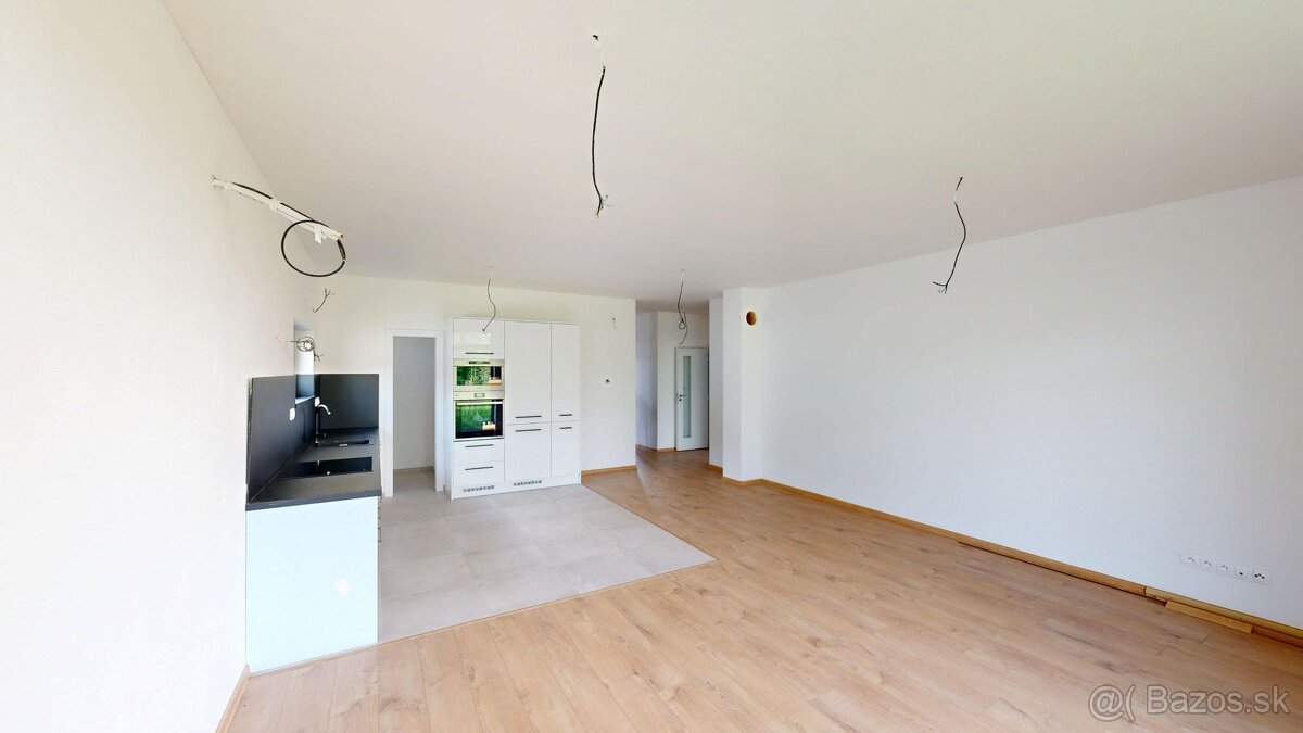 PINK Reality POSLEDNÝ VOĽNÝ DOM NA PREDAJ Moderné a pokojné - 2