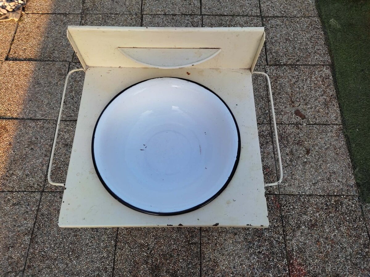 Stary stolik s umyvadlom - 2