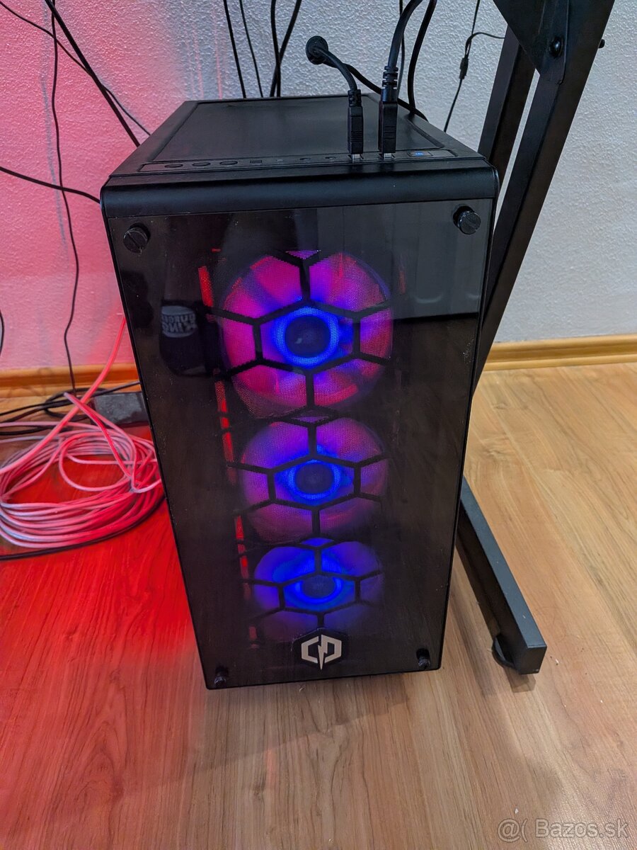 Kompletná herná zostava – PC + 3 monitory + príslušenstvo - 2