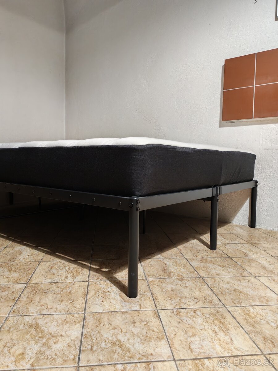 Posteľ s kovovým rámom a matracom - 2