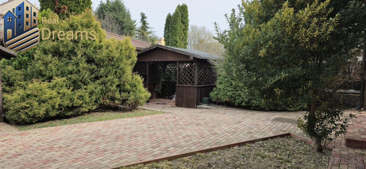 Exkluzívny 8-izbový rodinný dom s bazénom - Luxus a pohodlie - 2