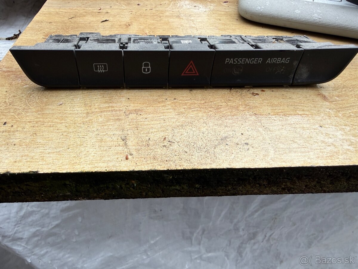 Panel tlačidiel – hazard, centrál, výhrev zadného skla, Pass - 2