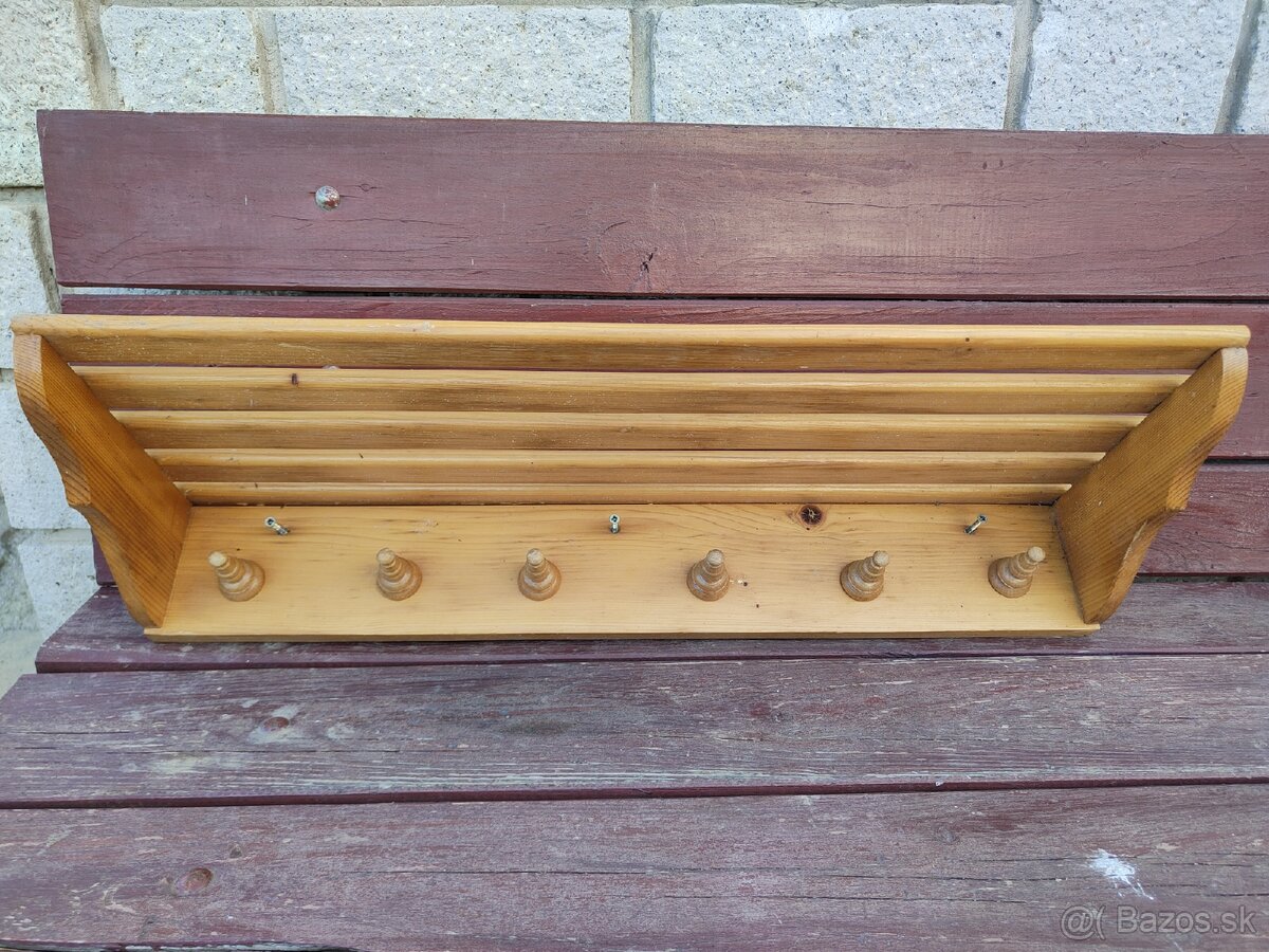 Dreveny vešiak z borovicového dreva akcia 10€ - 2