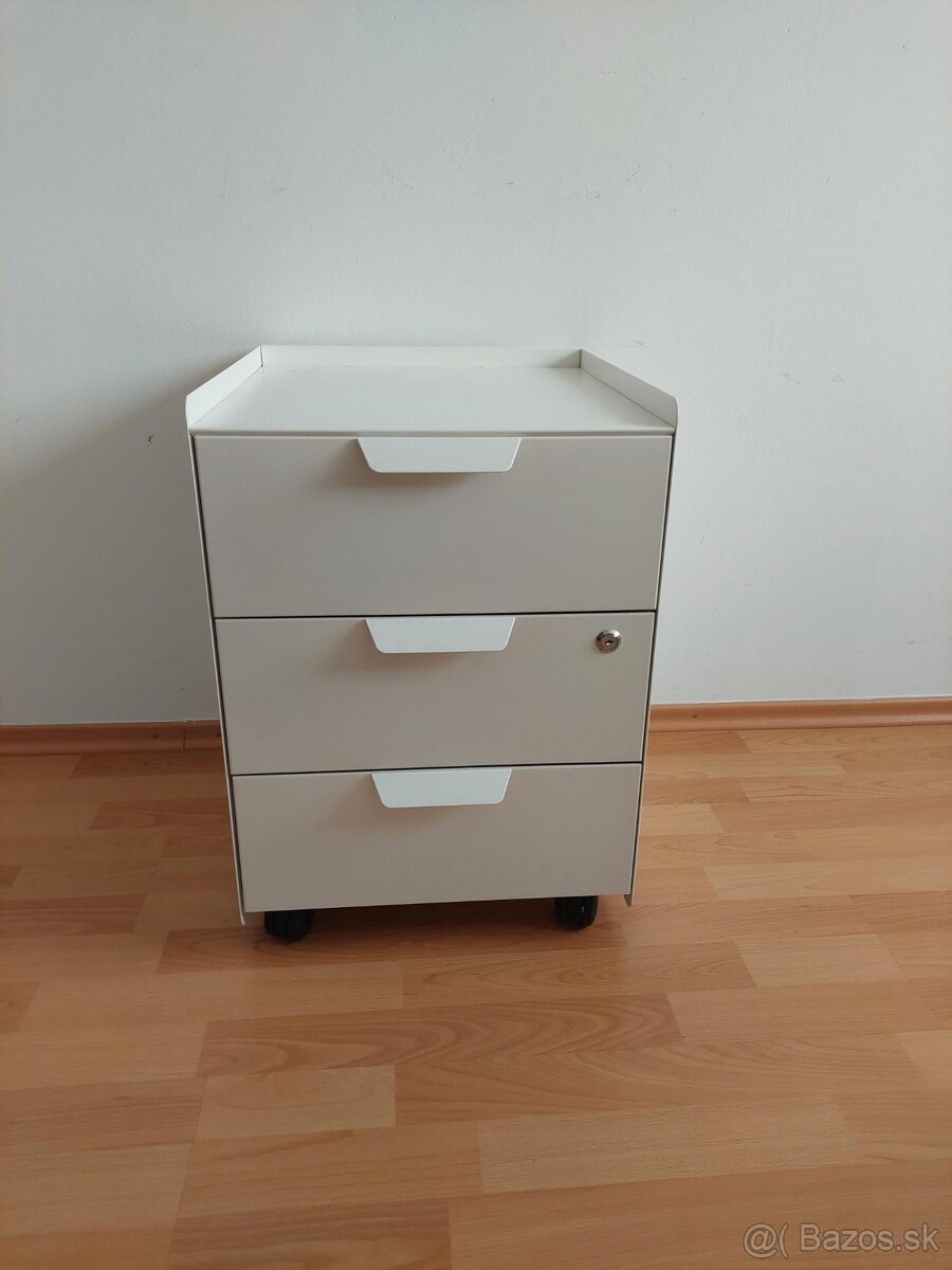 Kancelársky nábytok rôzneho druhu vo výbornom stave - 2