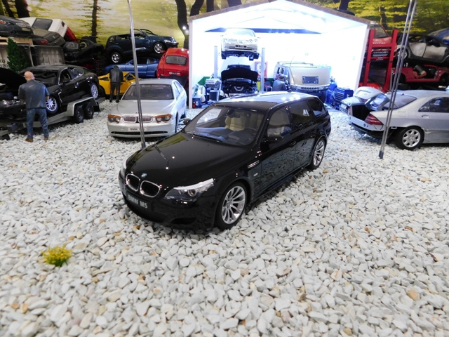 model auta BMW E61 M5 Touring čierna farba Otto mobile 1:18 - 2