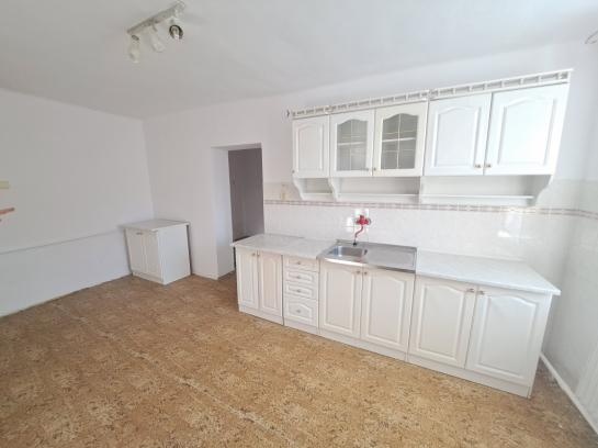 ZĽAVA Na predaj 3-izbový rodinný dom v centre Komárna LRo- - 2