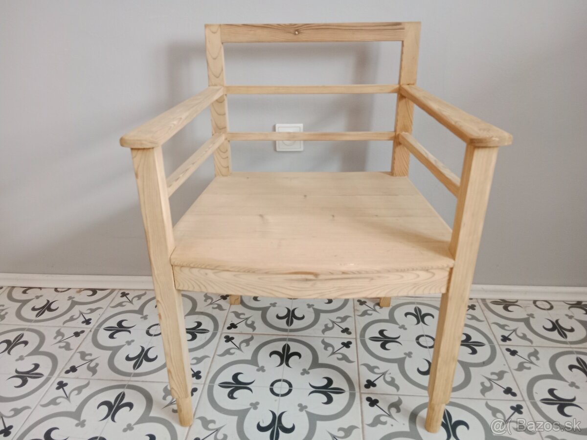 Staré křeslo, židle po renovaci - 2