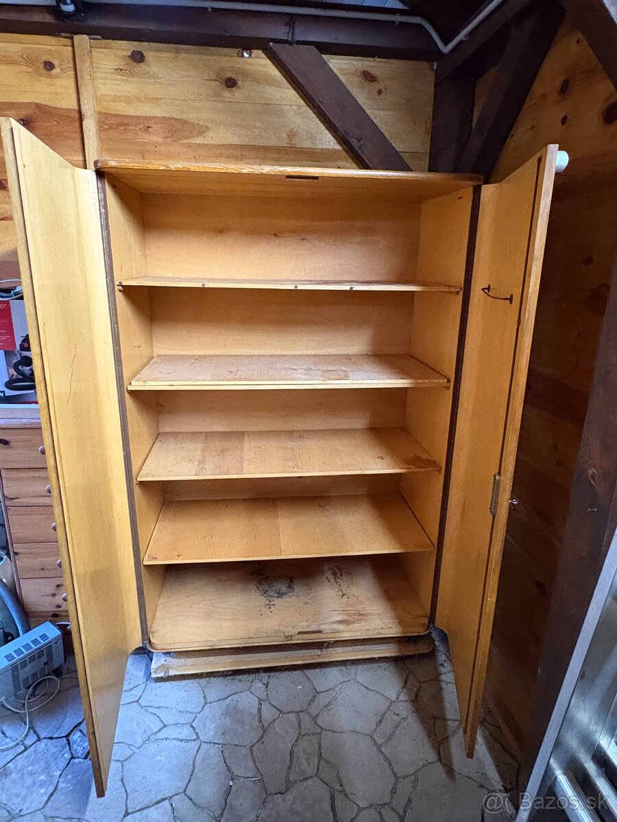 Staršia drevená skriňa z masívu - 2